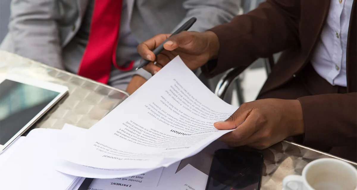Signature d'un contrat de vente de terrain devant notaire