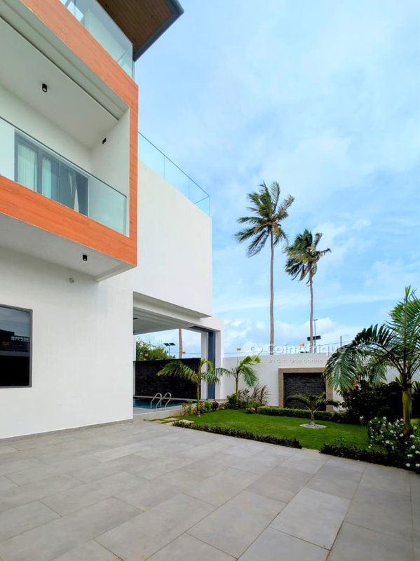 Villa luxueuse de 4 pièces avec piscine et vue sur mer