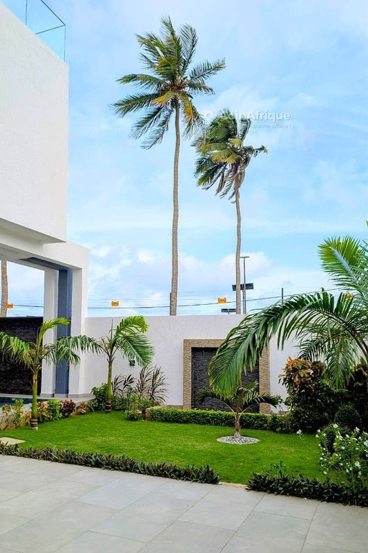 Villa luxueuse de 4 pièces avec piscine et vue sur mer