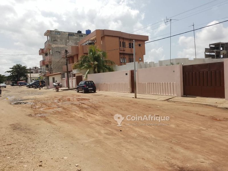 Villa luxueuse de 5 pièces avec garages spacieux et documents légaux complets