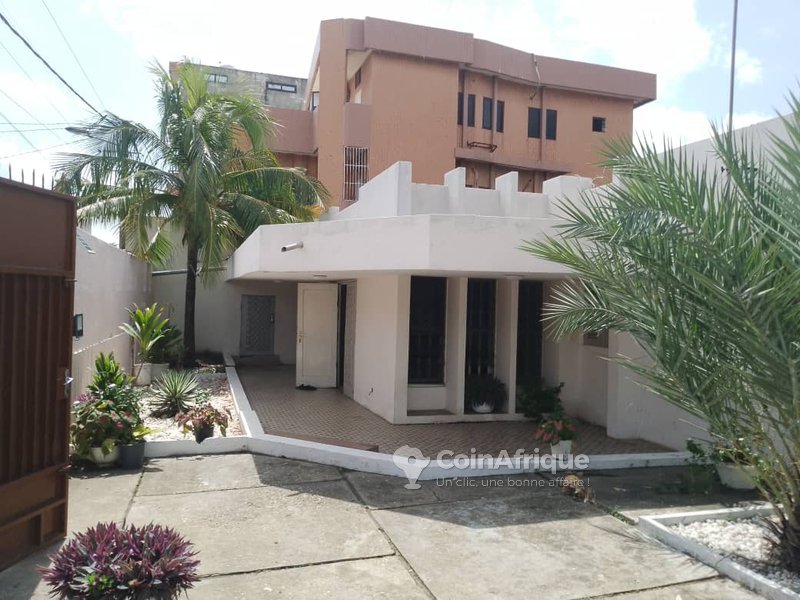 Villa luxueuse de 5 pièces avec garages spacieux et documents légaux complets