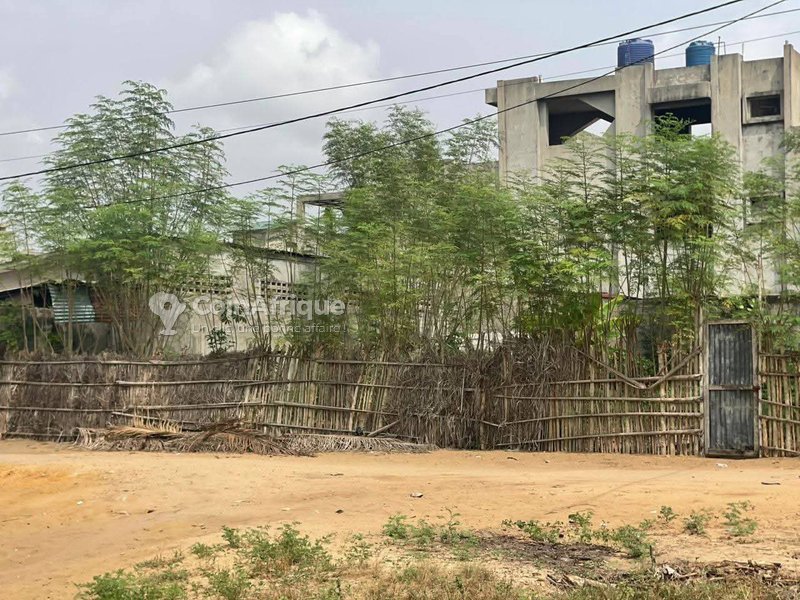 Terrain urbain spacieux de 400m² avec vue dégagée et emplacement stratégique