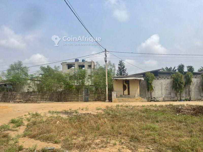 Terrain urbain spacieux de 400m² avec vue dégagée et emplacement stratégique