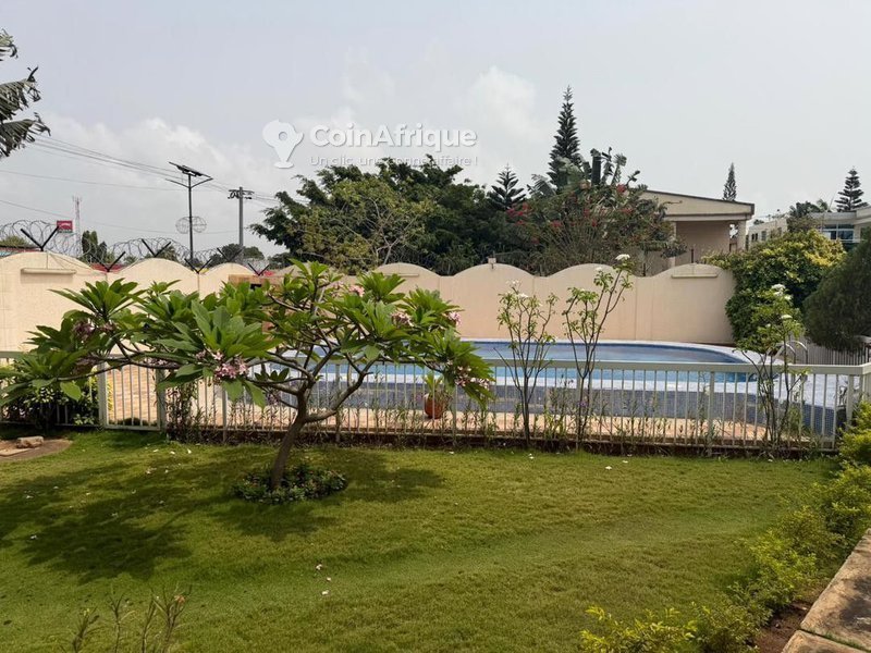 Villa luxueuse de 4 chambres avec piscine et jardin spacieux