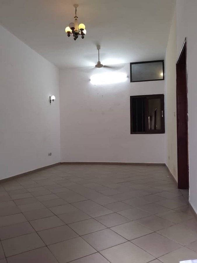 Appartement lumineux de 2 pièces avec cuisine et douche séparées