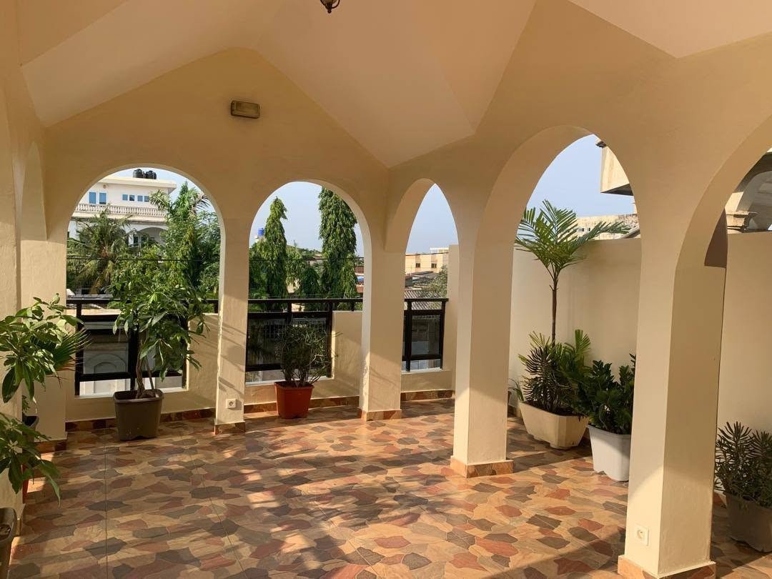 Villa luxueuse de 7 pièces meublée avec terrasse, garage et salle de fête
