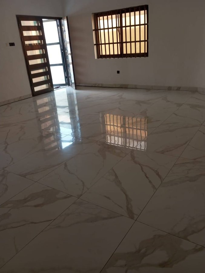 Maison spacieuse de 2 pièces avec garage double et sécurité renforcée