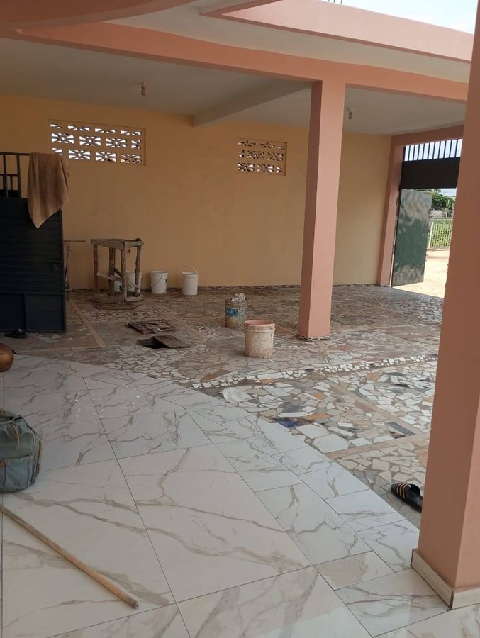 Maison spacieuse de 2 pièces avec garage double et sécurité renforcée