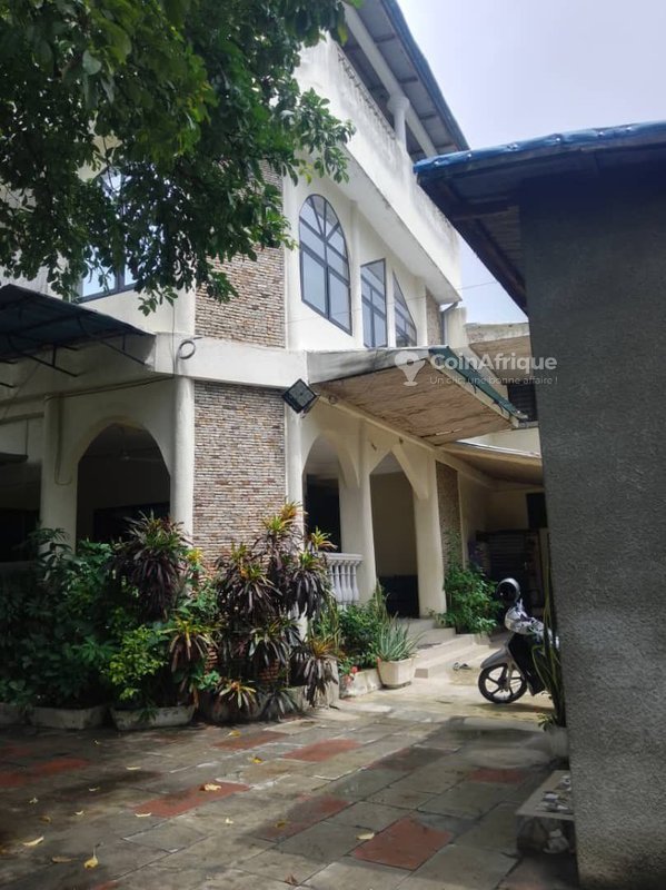 Villa luxueuse R+2 avec 11 chambres, garage et espace de réception