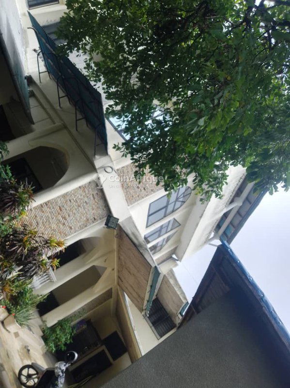Villa luxueuse R+2 avec 11 chambres, garage et espace de réception