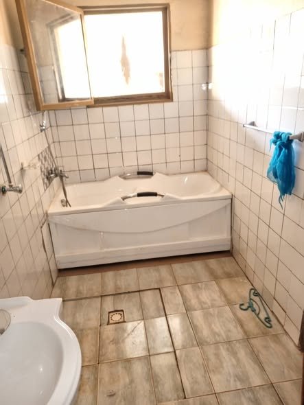 Maison de 3 pièces avec cour unique et garage couvert