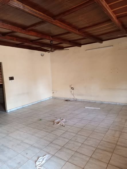 Maison de 3 pièces avec cour unique et garage couvert