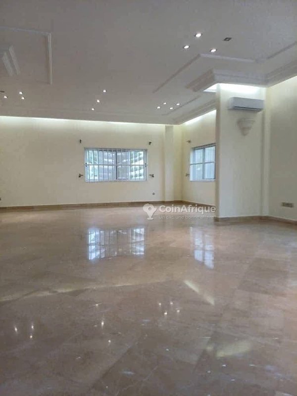 Villa luxueuse de 6 pièces avec piscine et jardin spacieux