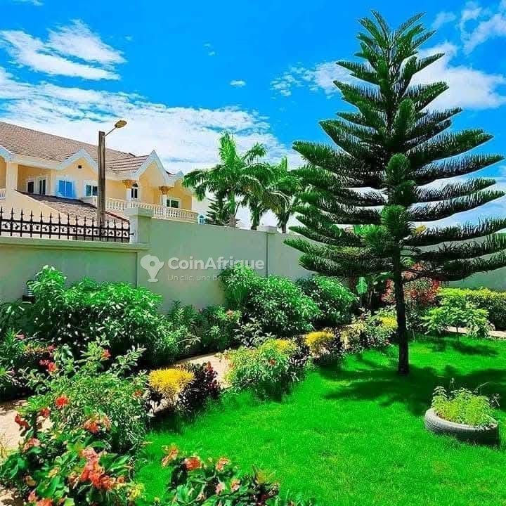 Villa luxueuse de 6 pièces avec piscine et jardin spacieux