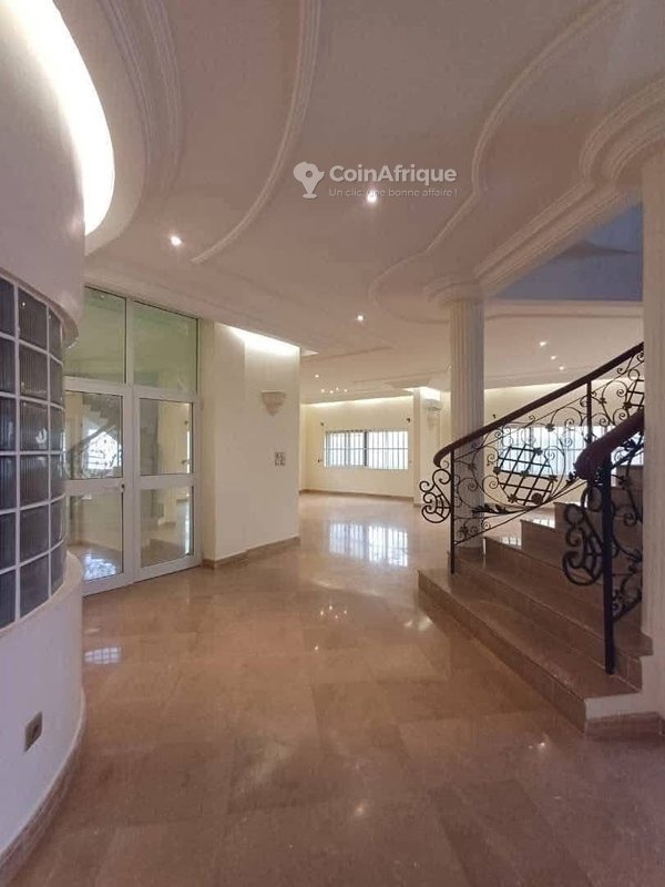Villa luxueuse de 6 pièces avec piscine et jardin spacieux