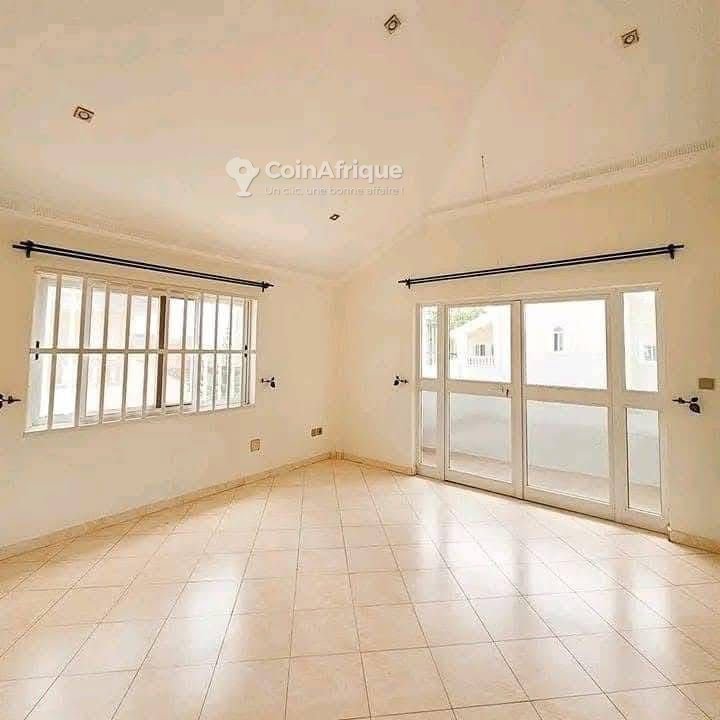 Villa luxueuse de 6 pièces avec piscine et jardin spacieux