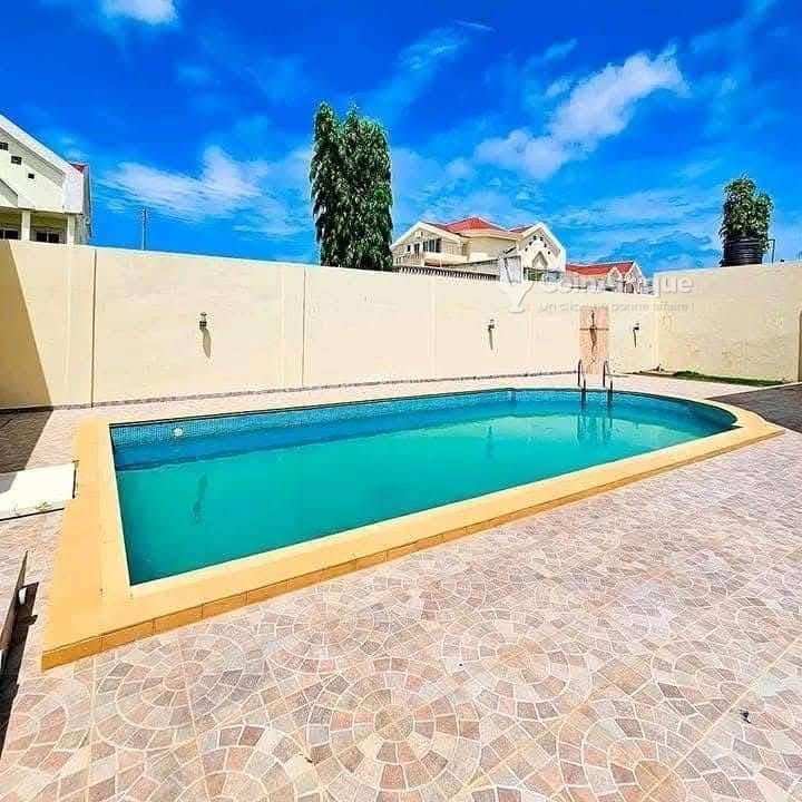 Villa luxueuse de 6 pièces avec piscine et jardin spacieux