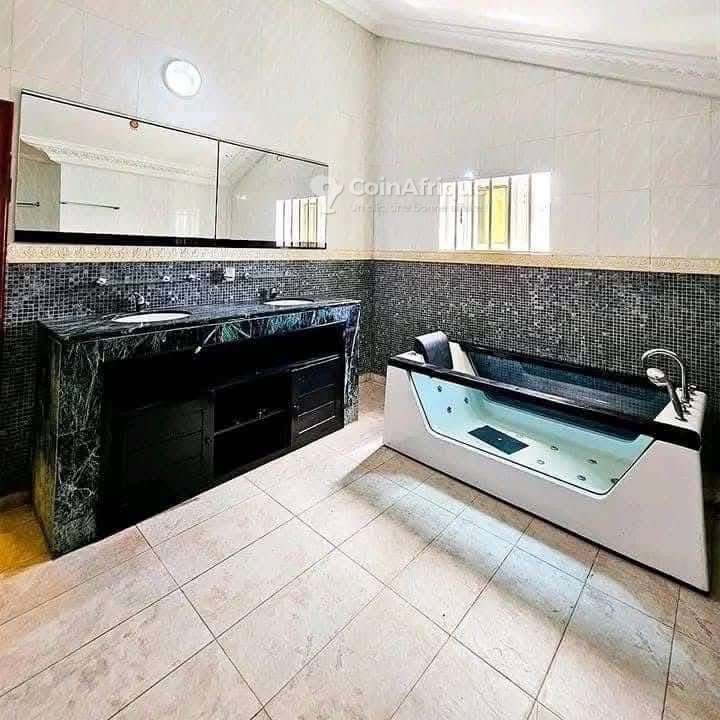 Villa luxueuse de 6 pièces avec piscine et jardin spacieux