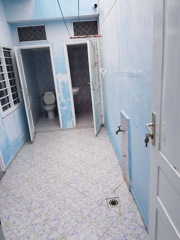 Maison locative de 3 pièces avec terrasse et garage à Akpakpa Adogleta