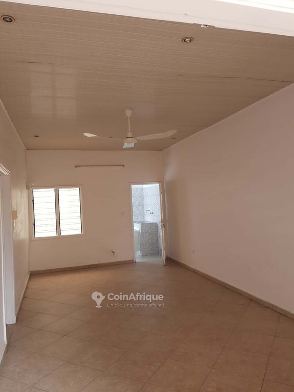 Maison locative de 3 pièces avec terrasse et garage à Akpakpa Adogleta