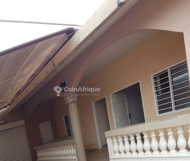 Maison locative de 3 pièces avec terrasse et garage à Akpakpa Adogleta