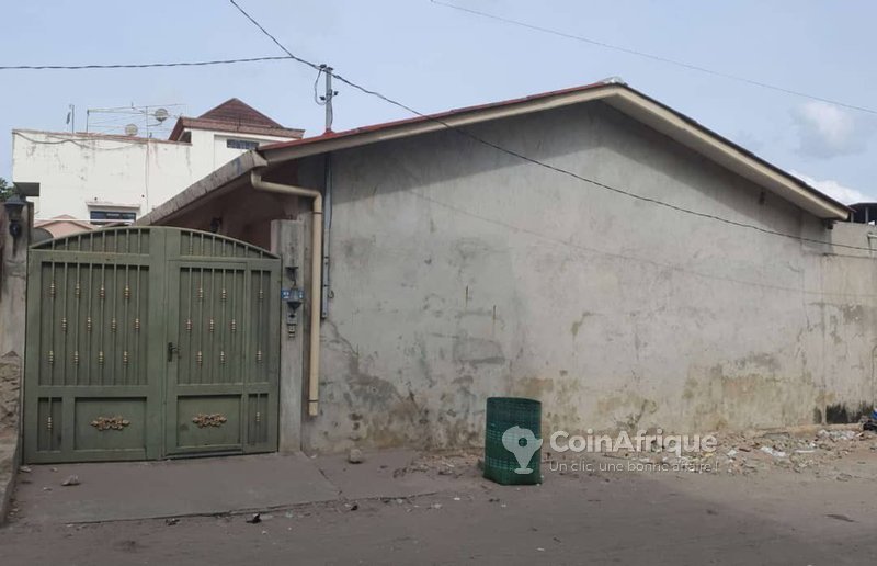 Maison locative de 3 pièces avec terrasse et garage à Akpakpa Adogleta