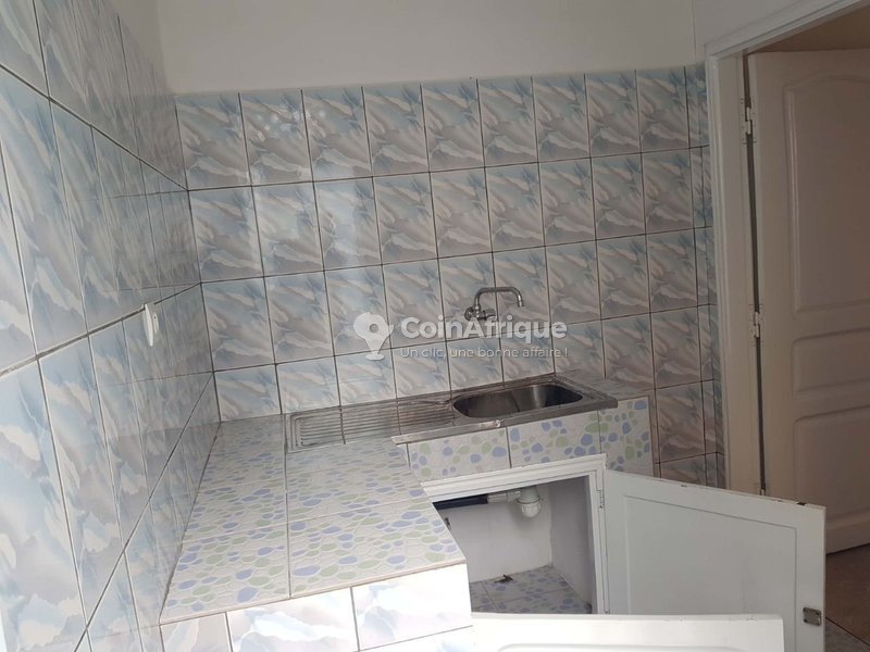 Maison locative de 3 pièces avec terrasse et garage à Akpakpa Adogleta