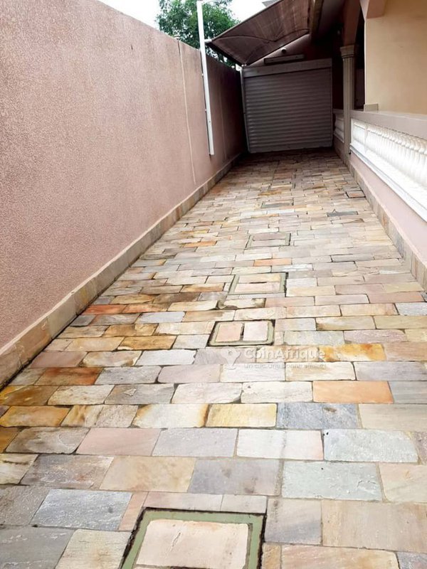 Maison locative de 3 pièces avec terrasse et garage à Akpakpa Adogleta