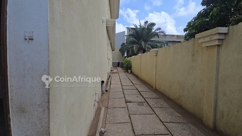 Immeuble R+3 moderne avec 11 pièces et titre foncier personnel