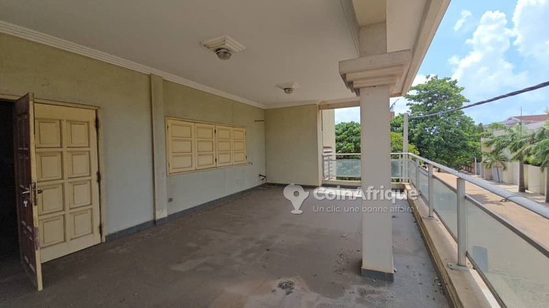 Immeuble R+3 moderne avec 11 pièces et titre foncier personnel