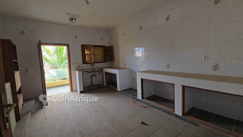 Immeuble R+3 moderne avec 11 pièces et titre foncier personnel