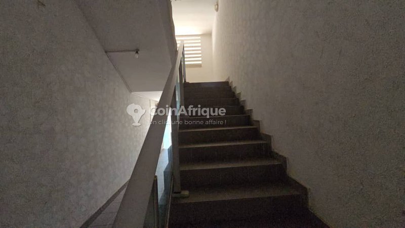 Immeuble R+3 moderne avec 11 pièces et titre foncier personnel