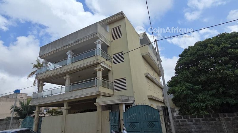 Immeuble R+3 moderne avec 11 pièces et titre foncier personnel