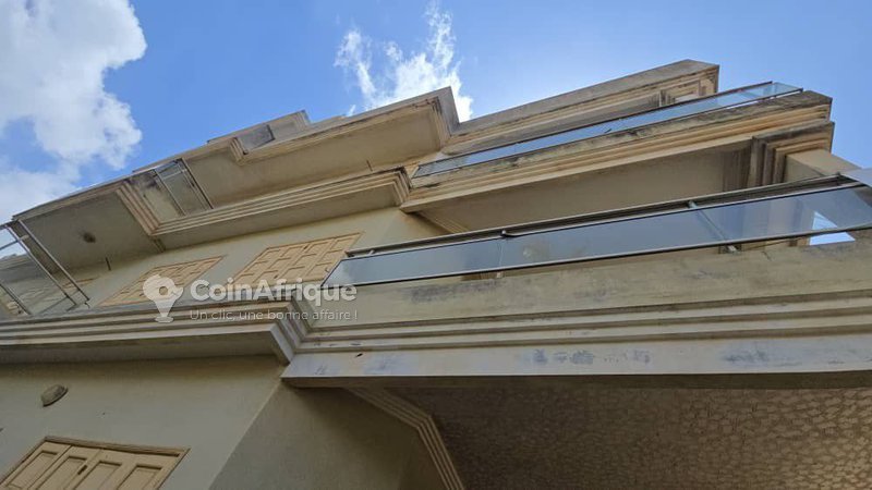 Immeuble R+3 moderne avec 11 pièces et titre foncier personnel