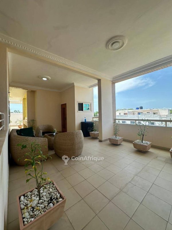 Appartement meublé de 5 pièces avec grande terrasse et garage privé