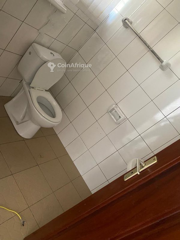 Bureau spacieux de 5 pièces avec cuisine et douches au premier étage