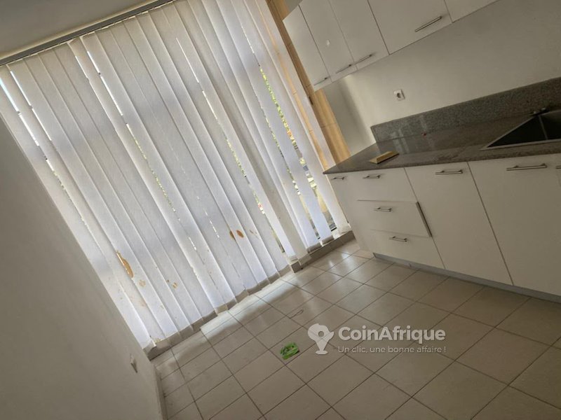 Bureau spacieux de 5 pièces avec cuisine et douches au premier étage