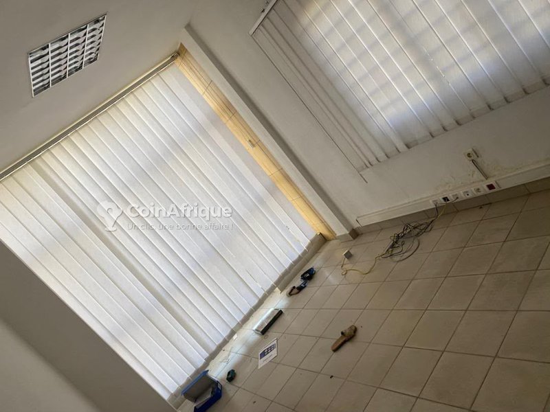 Bureau spacieux de 5 pièces avec cuisine et douches au premier étage