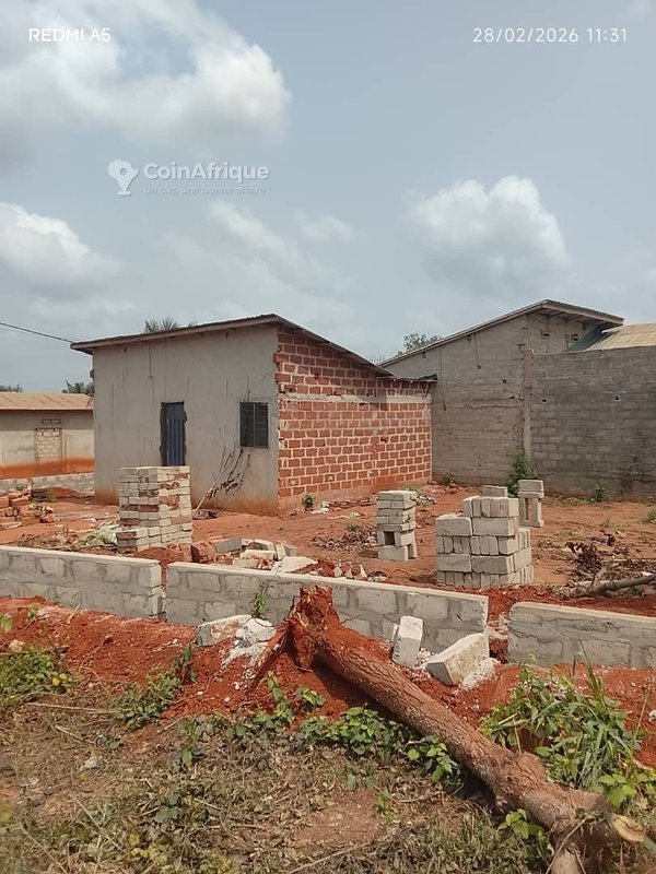 Terrain constructible de 321 m² avec documents légaux complets à proximité immédiate du goudron