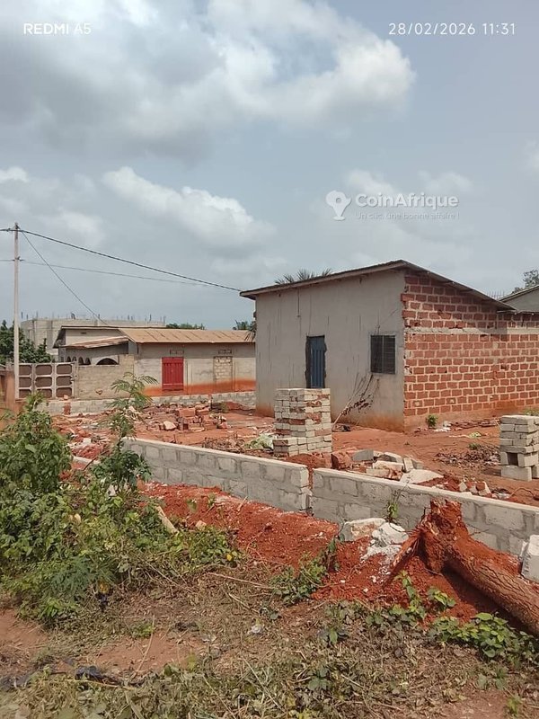 Terrain constructible de 321 m² avec documents légaux complets à proximité immédiate du goudron