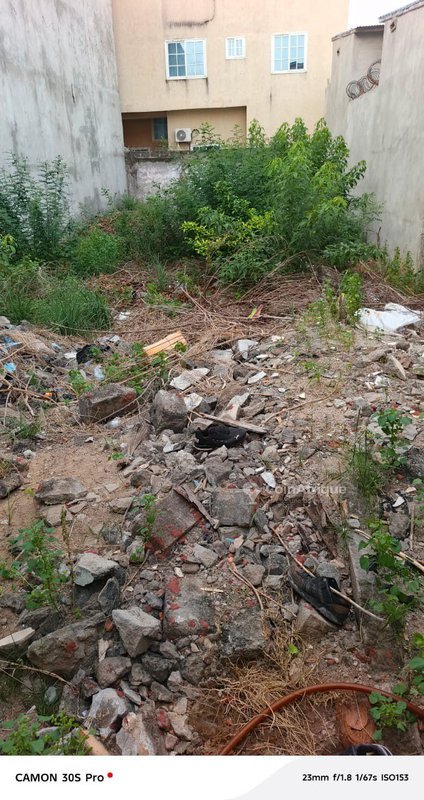 Demi-parcelle clôturée