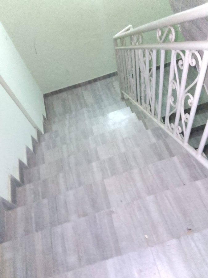 Appartement meublé de 2 pièces avec balcon personnel et boutiques au rez-de-chaussée