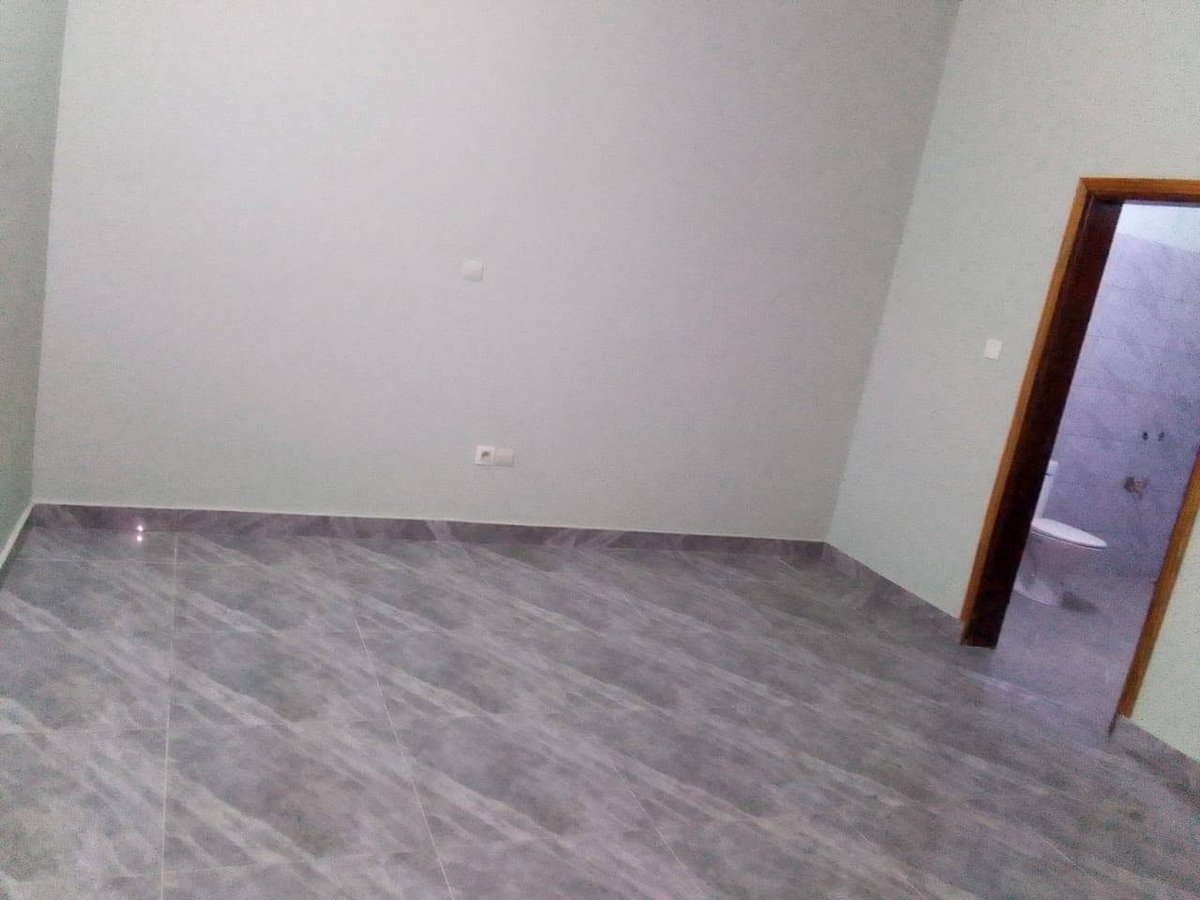 Appartement meublé de 2 pièces avec balcon personnel et boutiques au rez-de-chaussée