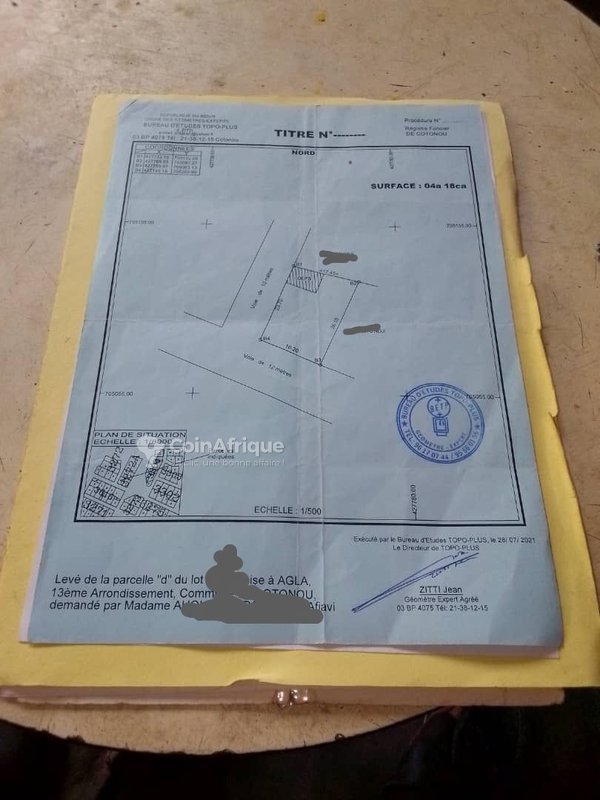 Terrain clôturé de 418 m² en angle de rue dans une zone résidentielle calme et stratégique