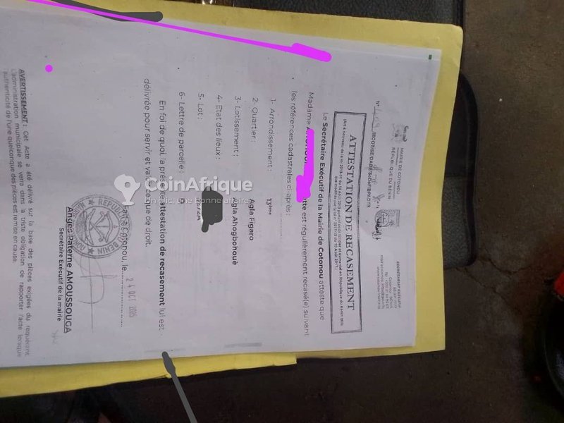 Terrain clôturé de 418 m² en angle de rue dans une zone résidentielle calme et stratégique