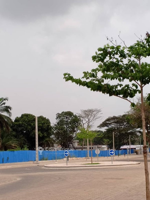 Terrain constructible de 407 m² en position stratégique près d'une voie asphaltée