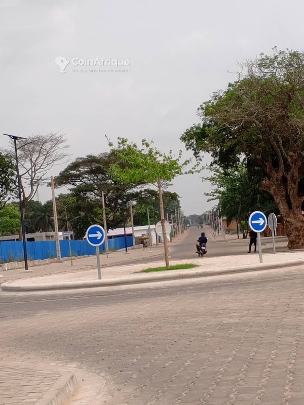 Terrain constructible de 407 m² en position stratégique près d'une voie asphaltée