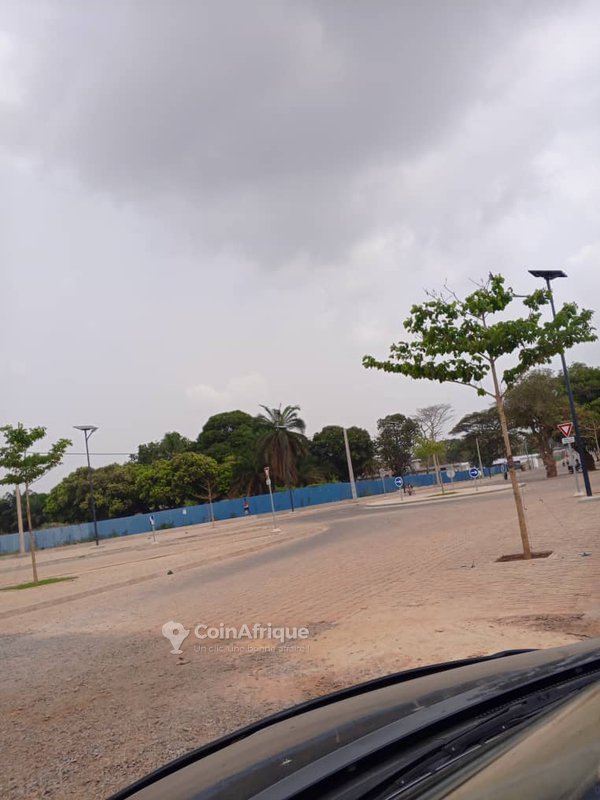 Terrain constructible de 407 m² en position stratégique près d'une voie asphaltée