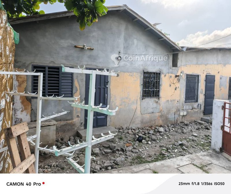 Immeuble locatif de 9 pièces avec boutiques et titres fonciers en règle