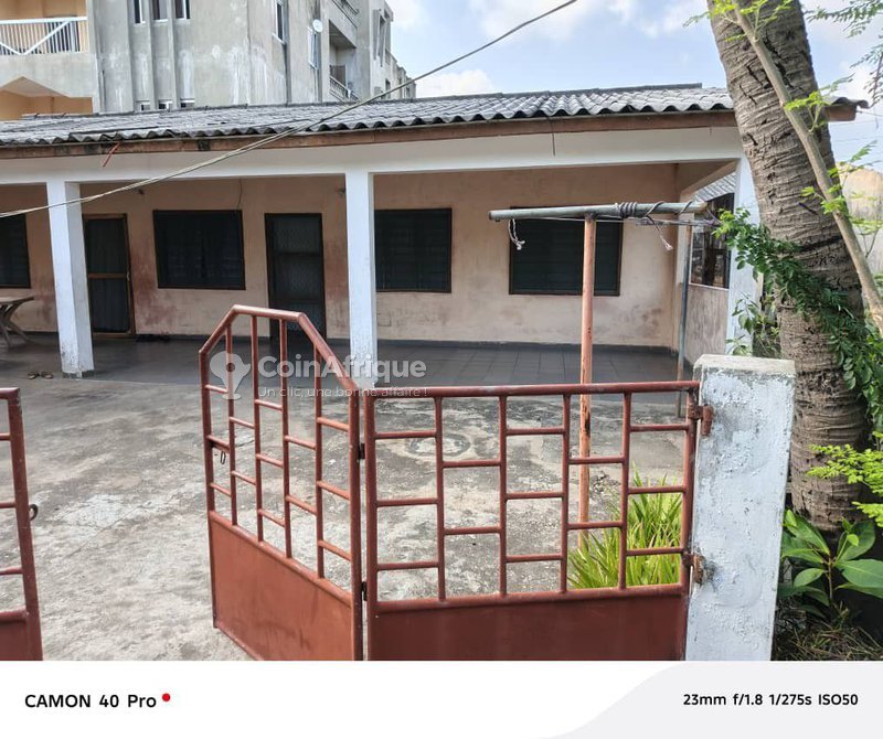 Immeuble locatif de 9 pièces avec boutiques et titres fonciers en règle